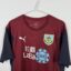 Burnley FC Fußballtrikot, Saison 2018/19, sehr guter Zustand – der Sponsoraufdruck auf der Vorderseite ist leicht rissig. – Nahaufnahme der Vorderseite