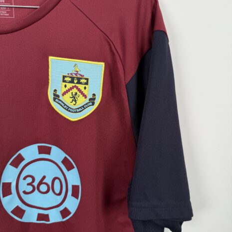 IMG_4295 Burnley FC Fußballtrikot, Saison 2018/19, sehr guter Zustand – der Sponsoraufdruck auf der Vorderseite ist leicht rissig. – Weitere Ansicht 3