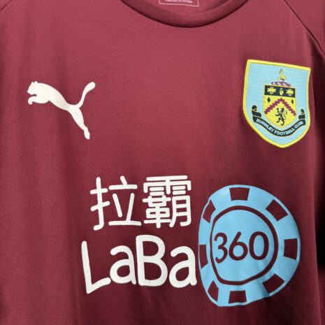 IMG_4296 Burnley FC Fußballtrikot, Saison 2018/19, sehr guter Zustand – leicht rissiger Sponsoraufdruck auf der Vorderseite – weitere Ansicht 4