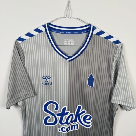 IMG_4479 Everton FC Fußballtrikot, 2023/24 Third, ausgezeichneter Zustand - Nahaufnahme der Vorderseite