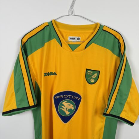 IMG_4631 Norwich City FC Fußballtrikot, 2004/05 Heimtrikot, Zustand: einwandfrei – Nahaufnahme der Vorderseite