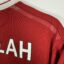 Koszulka piłkarska Liverpool FC, 2017/18 Home, stan słaby - wyraźne plamy na froncie koszulki, mikro pęknięcia na nadruku sponsora oraz na paskach na plecach.-
