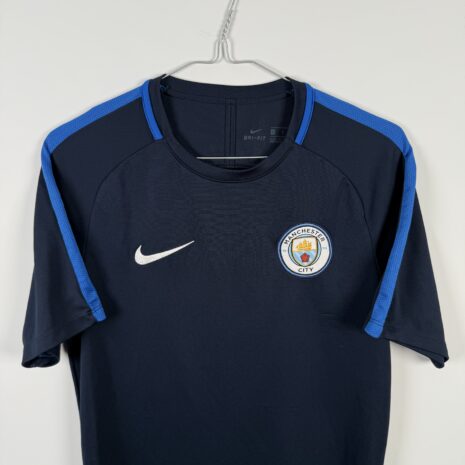IMG_6698 Manchester City Fußballtrikot, 2016/17, guter Zustand - ein paar Mikrostiche - Nahaufnahme auf der Vorderseite