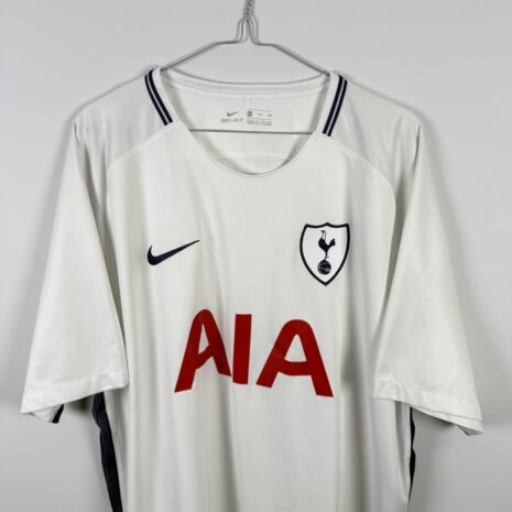 IMG_6739 Tottenham Hotspur FC Fußballtrikot, 2017/18 Home, sehr guter Zustand - leichte Verschmutzung auf der Vorderseite - Nahaufnahme der Vorderseite