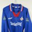 Koszulka piłkarska Oldham Athletic AFC, 1998/00 Home, stan bardzo dobry - mikro zaciągnięcie na froncie oraz nieznacznie popękane nadruki na plecach.- zbliżenie na