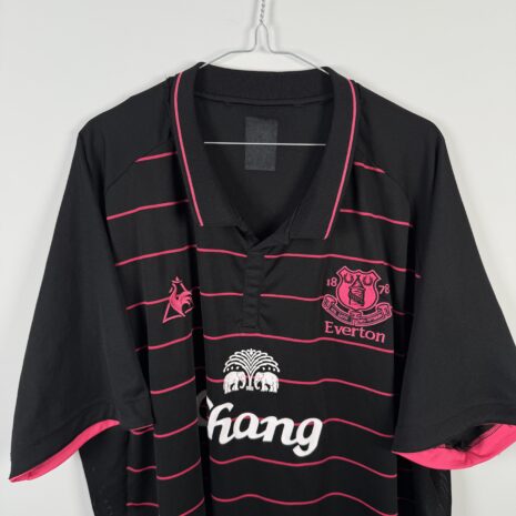 IMG_6789 Everton FC Fußballtrikot, 2009/10 Away, sehr guter Zustand - getragener Größenaufkleber im Nacken - Nahaufnahme der Vorderseite