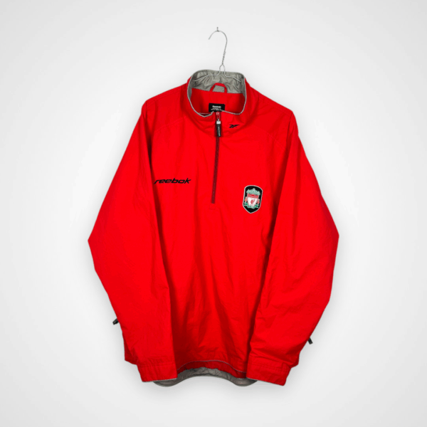 Koszulka piłkarska Liverpool FC, 2002/04 Home, stan dobry - nieznacznie uszkodzone nadruki na plecach oraz jedno drobne zabrudzenie.