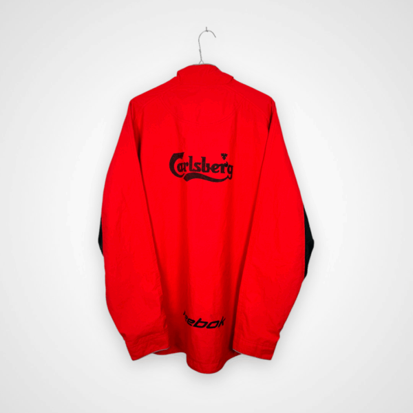 Koszulka piłkarska Liverpool FC, 2002/04 Home, stan dobry - nieznacznie uszkodzone nadruki na plecach oraz jedno drobne zabrudzenie.- widok z tyłu