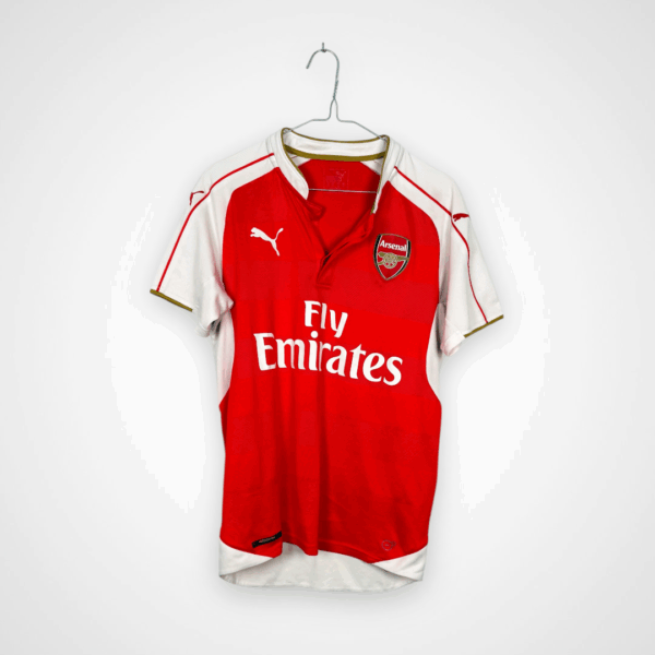 Arsenal FC Fußballtrikot, 2015/16 Home, schlechter Zustand - zwei fehlende Knöpfe, leicht gerissener Sponsorenaufdruck und ein paar Mikrostiche und Verschmutzungen.