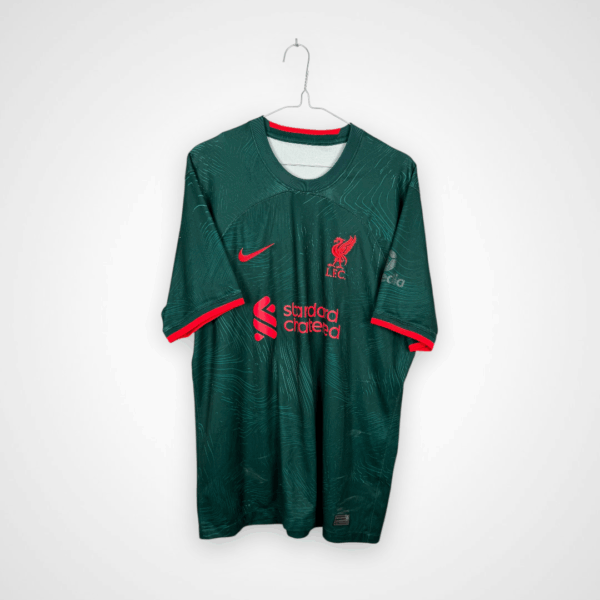 Koszulka piłkarska Liverpool FC, 2022/23 Third, stan słaby - całkowicie uszkodzony nadruk sponsora na rękawku, zabrudzenia u dołu koszulki na froncie oraz dwa mikro