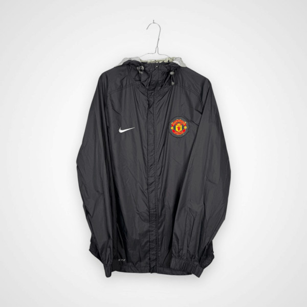 Koszulka piłkarska Manchester United, 2011/12, stan dobry - uszkodzona membrana od wewnętrznej strony kaptura.