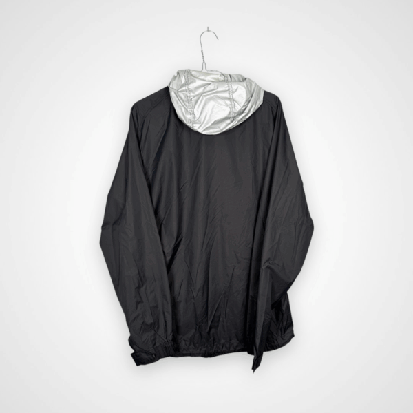 Koszulka piłkarska Manchester United, 2011/12, stan dobry - uszkodzona membrana od wewnętrznej strony kaptura.- widok z tyłu