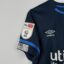 Huddersfield Town Fußballtrikot, 2021/22 Auswärts, guter Zustand - Stoffverschmutzung auf weißem Streifen auf der Vorderseite und leicht rissiger Druck auf der Rückseite.-.