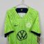 VFL Wolfsburg Fußballtrikot, 2022/23 Home, neuwertiger Zustand - Trikot neu, mit Etikett, hat jedoch einen Mikrozug auf dem Rücken - Nahaufnahme der Vorderseite
