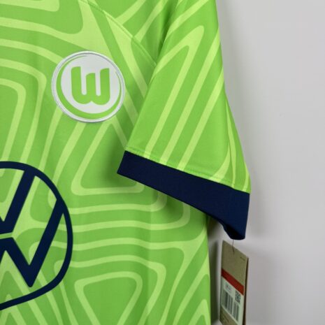 IMG_8855 VFL Wolfsburg Fußballtrikot, 2022/23 Home, bnwt Zustand - Trikot neu, mit Tags, hat jedoch ein Micro Pull auf dem Rücken - siehe extra 3