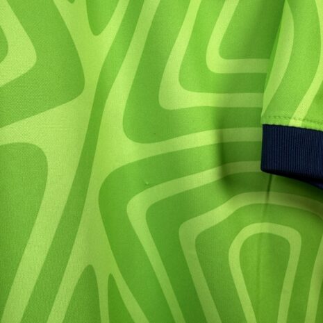 IMG_8859 VFL Wolfsburg Fußballtrikot, 2022/23 Home, bnwt Zustand - Trikot neu, mit Tags, hat jedoch einen Mikrozug auf dem Rücken - siehe extra 7