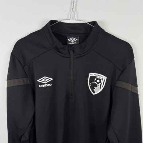 IMG_2372 AFC Bournemouth Fußballtrikot, Saison 2020/21, Zustand: einwandfrei – Nahaufnahme der Vorderseite