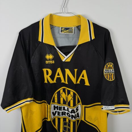 IMG_4136 Hellas Verona football shirt, 1995/96 Home, in very good condition – a few tiny snags – close-up of the front