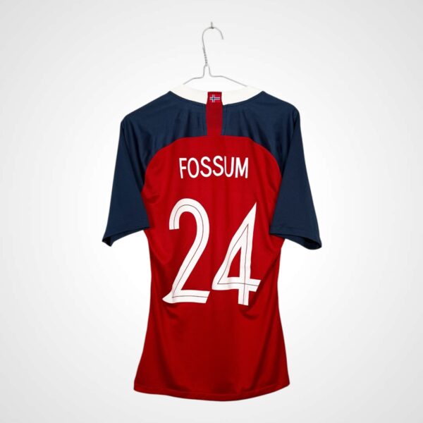 AUTHENTIC Fußballtrikot Norwegen 2018/20 Heimtrikot 24 Fossum [M]